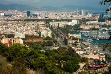 Obraz premium Landscape on the city and the park from a high hill