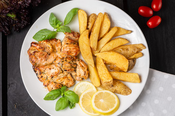 pollo con papas fritas