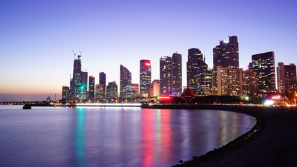 Obraz premium Chinese city scenery and lake at dawn