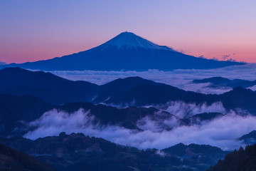 Fototapeta na wymiar 吉原から夜明けの雲海と富士山