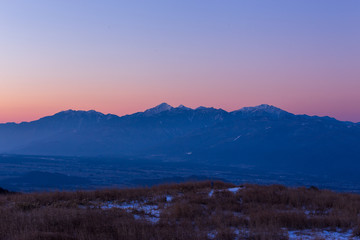 霧ヶ峰高原から夜明けの南アルプス