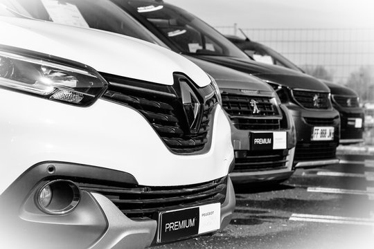 Luxury second-hand Renault and Peugeot SUV cars for sale on the network of the French Peugeot car dealer