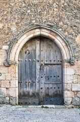 Fototapeta na wymiar Puerta medieval en Maderuelo