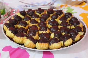 Eclairs chocolate In a large dish.