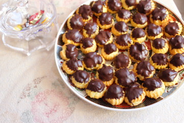 Eclairs chocolate In a large dish.