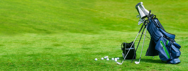 Banner Bag of golf clubs on the golf course - obrazy, fototapety, plakaty