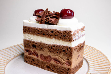 チェリーをトッピングしたチョコレートケーキ
