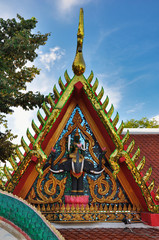 Naklejka premium Dachgibel eines Tempel im Wat Phra Yai Big Buddha in Koh Samui Thailand