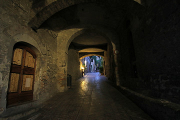 Fototapeta premium Tunnel in Old Town of San Gimignano, Tuscany, Italy
