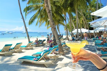 アローナビーチで飲むマルガリータ