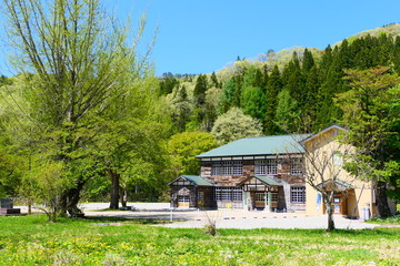 Fototapeta premium 新緑の季節、山里の小学校。昭和、福島、日本。5月中旬。