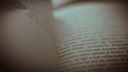 sfogliare libri lettura alla finestra scrivania libreria