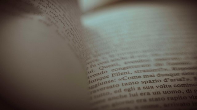 sfogliare libri lettura alla finestra scrivania libreria
