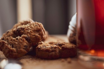 tazza the caldo con biscotti fatti a mano su tagliere cucina