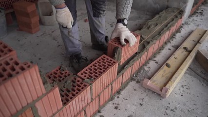 The mason makes mason's mason of red brick