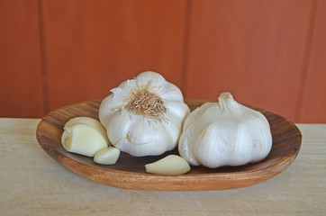 Fresh garlic in wooden bowl