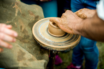 work with clay. Work on the potter's wheel.