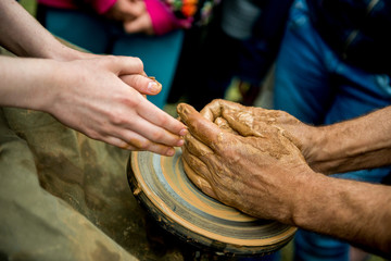 work with clay. Work on the potter's wheel.