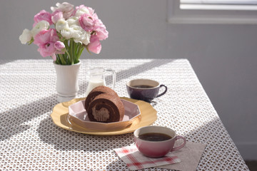 케익과 커피와 식사 테이블