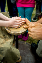 work with clay. Work on the potter's wheel.