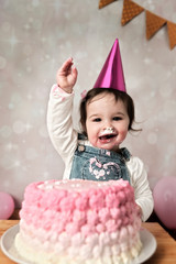 Baby feiert den Geburtstag mit Torte