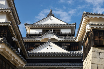 Fototapeta na wymiar 松山城の天守閣。 青い空と白い雲。 この城は現存天守閣１２城のうちの1つです。 愛媛県松山市で撮影。