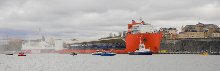 Stockholm's infamous golden bridge arriving to stockholm