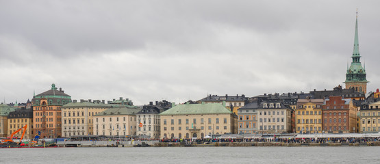 Fototapeta na wymiar Stockholm's infamous golden bridge arriving to stockholm