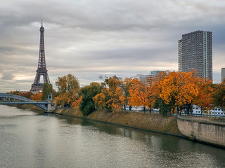 Fototapeta na wymiar Eiffel tower in Paris France on an autumn day 