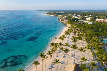 Luftaufnahme des wunderschönen weißen Sandstrandes in Punta Cana, Dominikanische Republik © s4svisuals