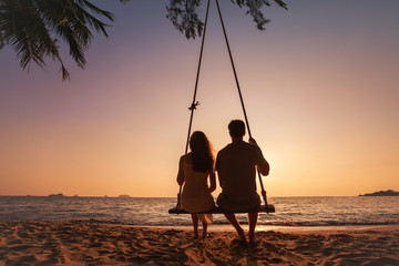 Fototapeta honeymoon travel, silhouette of romantic couple on sunset  beach, tropical holidays near the sea, man and woman together on vacation obraz