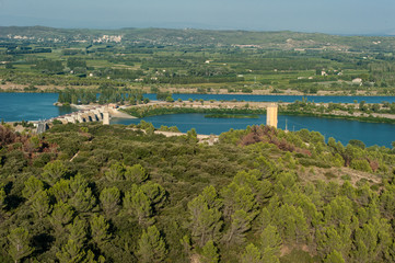Rhone  mit Staustufe Vallabrègues