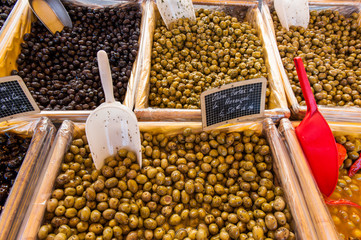 Oliven auf einem französischen Markt