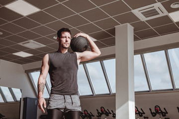Personal trainer italiano che effettua dimostrazioni visive dei suoi allenamenti, eseguite a corpo...