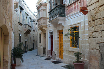 Fototapeta na wymiar street and houses in vittoriosa (malta)