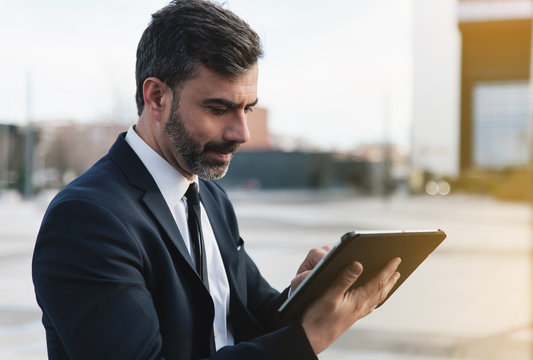 Empresario manejando tablet