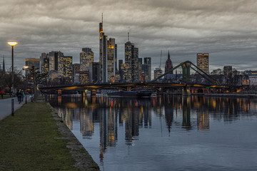 Frankfurt Skyline Spiegelung am Abend 