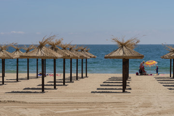 Freie Schirme am leeren Strand