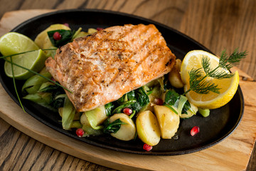 Salmon fillet with gratinated potatoes, leek and spinach