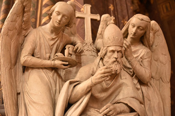 Fototapeta na wymiar Statues à l'église Saint Eustache à Paris, France
