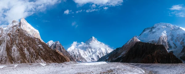 Crédence de cuisine en verre imprimé K2 Vue panoramique de K2, la deuxième plus haute montagne du monde avec des montagnes environnantes telles que Crystal, Marble, Angel, Nera et Broad Peak depuis le glacier Baltoro, Concordia, Pakistan