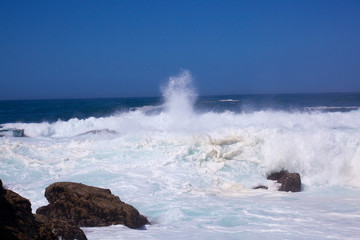 Olas rompiendo