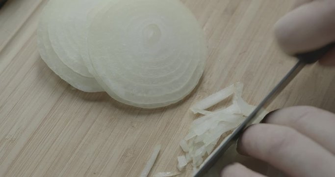 cipolla affettata su tagliere per soffritto
