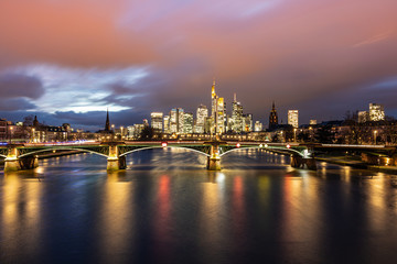 Obraz premium Odbicie panoramę Frankfurtu o zachodzie słońca