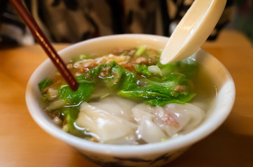 eat wonton noodles with soup