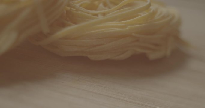 Tagliatelle su un tagliere