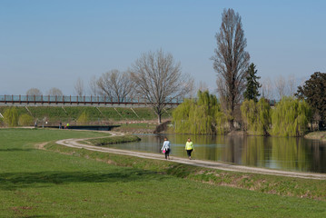 la gente cammina lungo il canale d'acqua
