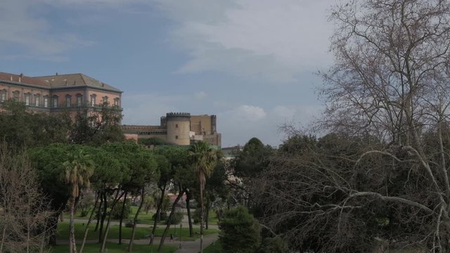 N&aacute;poles. Jardines del Molosiglio, Castel Nuovo y Palacio Real. Campania, Italia, Europa.