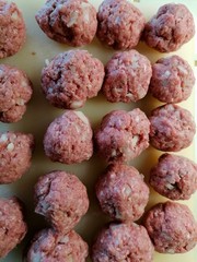 rohe Hackfleischbällchen