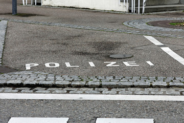 schriftzug polizei parkplatz 